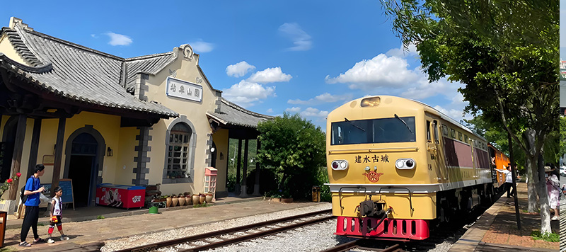 雲南　建水古城　ミニ列車「建水古城小火車」